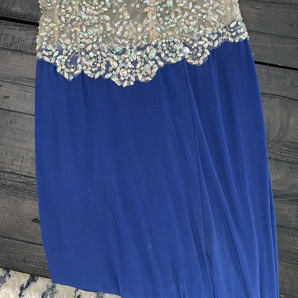 Formal or prom dress. Size 6. Floor length. - Picture 2 of 6